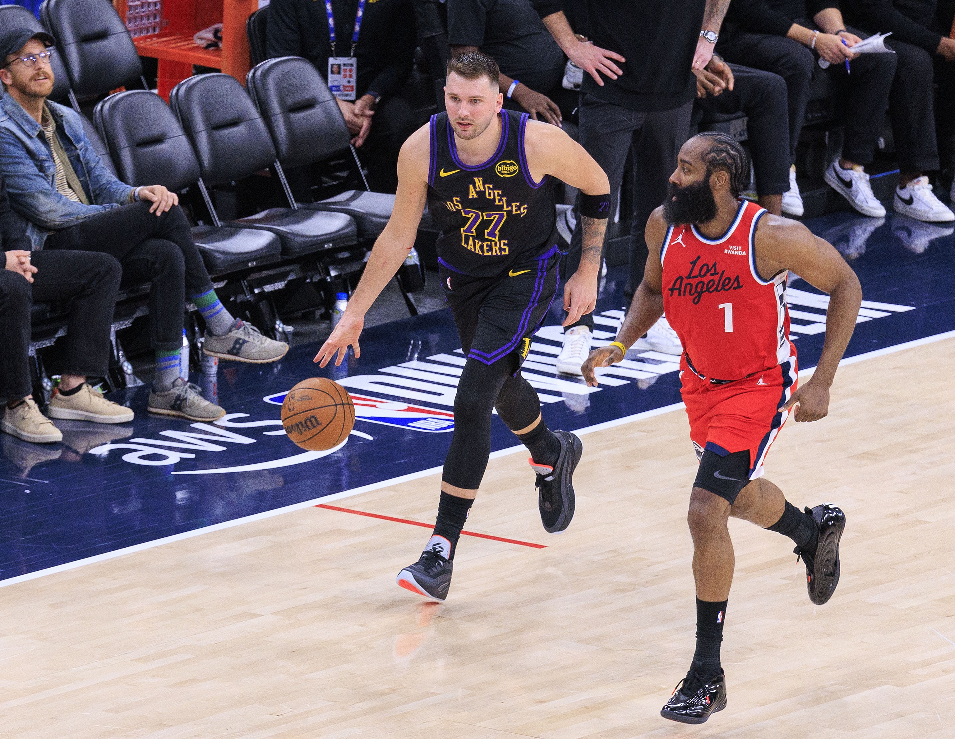 开云体育下载入口-东契奇单场至少46分7板11助且命中8记三分 历史第二人&amp;比肩16哈登