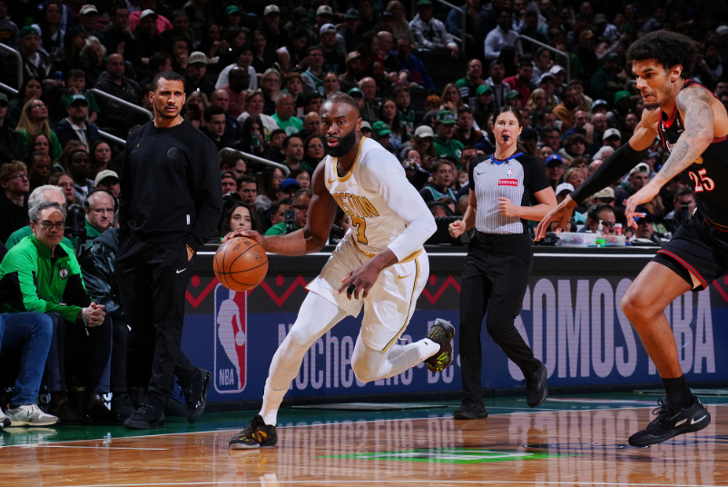 开云体育下载入口-40胜东部第二队！马克西33分绿军大胜76人 布朗13000分里程碑